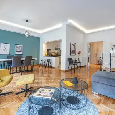 Spacious & bright 2br apt in hip Pangrati