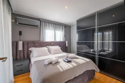 a bedroom with a large bed with towels on it at Casa Del G in Metókhi