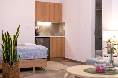 a small room with a bed and a kitchen at Valhalla - Brand New Airport Apt. in Spáta