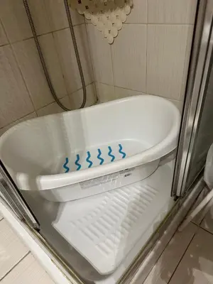 a bath tub in a shower with a glass door at Διαμερίσμα με 1 κρεβατοκάμαρα και ένα σαλόνι in Athens