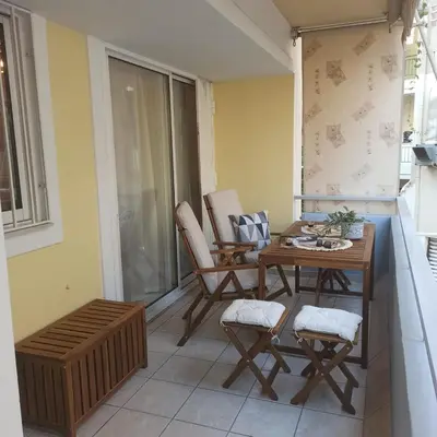 a patio with a table and chairs on a balcony at Apartamento Central - La Amistad in Athens