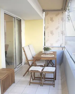 a small balcony with a table and chairs on it at Apartamento Central - La Amistad in Athens