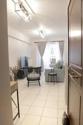 a living room with a couch and a table at Apartamento Central - La Amistad in Athens