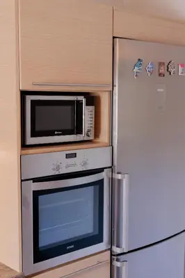 a kitchen with a microwave and a refrigerator at Villa GEM in Porto Rafti