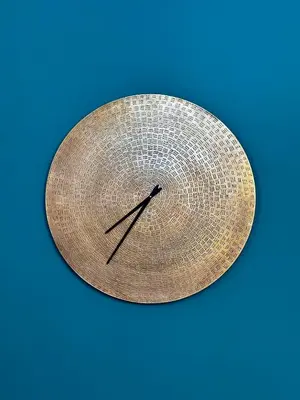 a rattan clock on a blue background at GS-Vibes in Porto Rafti