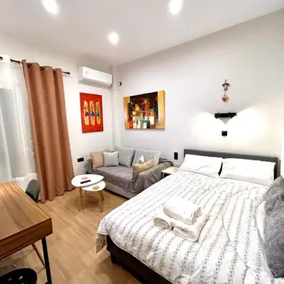 Elegant & Stylish 2nd Floor Flat - 3' from Metro