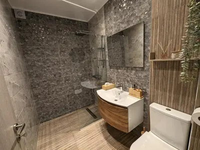 a bathroom with a wooden tub and a sink at Mint Luxury Residence in Spáta