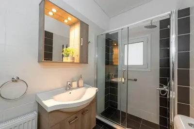 a bathroom with a sink and a shower at Cozy 1Bdrm Apt/walk to the beach in Athens