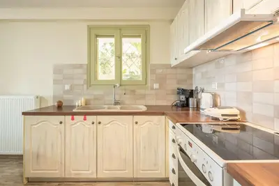 a kitchen with a sink and a window at Διαμέρισμα με πισίνα στην Αρτέμιδα in Vravrona