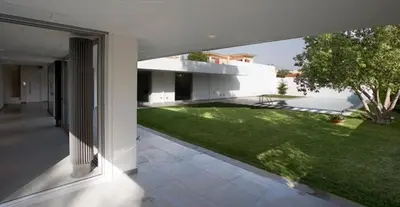 an external view of a house with a yard at ΒΙΛΑ ΜΕ ΠΙΣΙΝΑ ΣΤΗΝ ΠΑΙΑΝΙΑ in Paianía