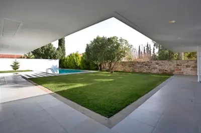 an external view of a backyard with a yard of grass at ΒΙΛΑ ΜΕ ΠΙΣΙΝΑ ΣΤΗΝ ΠΑΙΑΝΙΑ in Paianía
