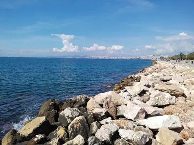 a group of rocks on the shore of a body of water at \u6d77\u5929\u4e4b\u84dd in Athens