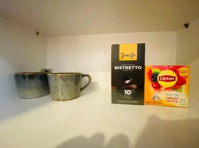 a counter with a cup and a box of ricato at \u5730\u94c1\u7ad9\u65c1\uff0c\u514d\u8d39\u505c\u8f66\uff0c\u5b89\u9759\u8212\u9002\u8857\u533a\uff0c\u7cbe\u54c1\u4e24\u5367\u5ba4\u5927\u9732\u53f0\u516c\u5bd3\uff0c\u6cbb\u5b89\u597d in Athens