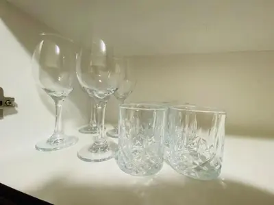 four empty wine glasses sitting on a table at \u5730\u94c1\u7ad9\u65c1\uff0c\u514d\u8d39\u505c\u8f66\uff0c\u5b89\u9759\u8212\u9002\u8857\u533a\uff0c\u7cbe\u54c1\u4e24\u5367\u5ba4\u5927\u9732\u53f0\u516c\u5bd3\uff0c\u6cbb\u5b89\u597d in Athens