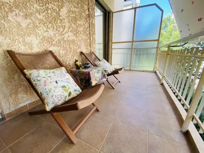 a balcony with two chairs and a table at \u5730\u94c1\u7ad9\u65c1\uff0c\u514d\u8d39\u505c\u8f66\uff0c\u5b89\u9759\u8212\u9002\u8857\u533a\uff0c\u7cbe\u54c1\u4e24\u5367\u5ba4\u5927\u9732\u53f0\u516c\u5bd3\uff0c\u6cbb\u5b89\u597d in Athens