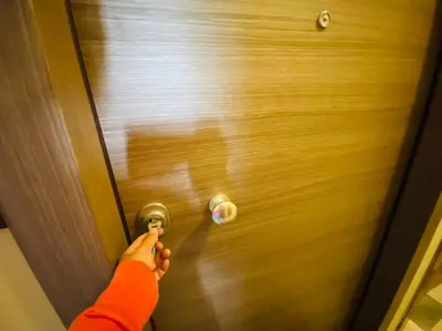 a person opening a door with their hand on it at \u5730\u94c1\u7ad9\u65c1\uff0c\u514d\u8d39\u505c\u8f66\uff0c\u5b89\u9759\u8212\u9002\u8857\u533a\uff0c\u7cbe\u54c1\u4e24\u5367\u5ba4\u5927\u9732\u53f0\u516c\u5bd3\uff0c\u6cbb\u5b89\u597d in Athens