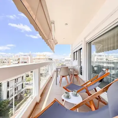 Pame Rentals - Chic Alimos Home