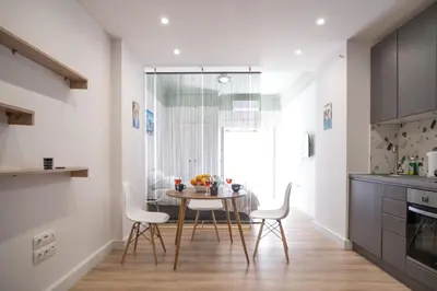 a dining room with a table and chairs in a kitchen at \u8212\u9002\u6f02\u4eae\u7684\u4f11\u95f2\u516c\u5bd3 in Athens