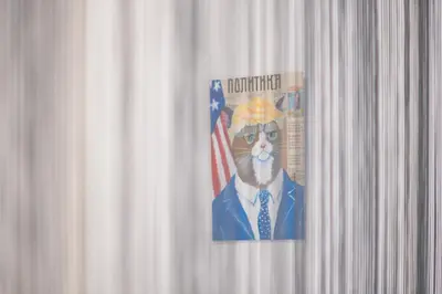 a picture of a cat wearing a hat and a newspaper at \u8212\u9002\u6f02\u4eae\u7684\u4f11\u95f2\u516c\u5bd3 in Athens