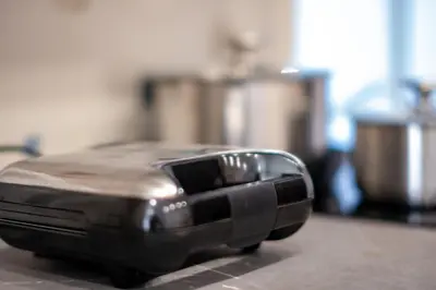 a close up of a toaster sitting on a counter at \u8212\u9002\u6f02\u4eae\u7684\u4f11\u95f2\u516c\u5bd3 in Athens