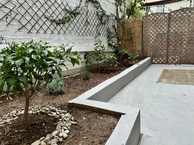 a garden with a concrete arrow in a yard at Urban lodge Agios Dimitrios in Athens