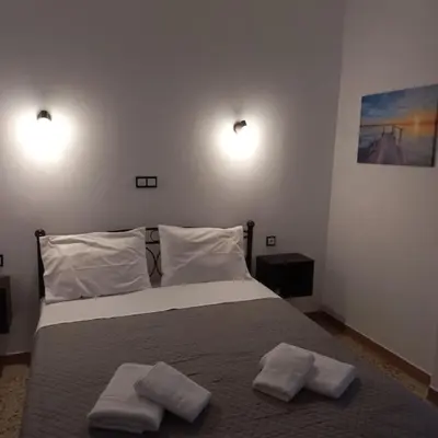 a bedroom with a bed with two pillows on it at Διαμέρισμα 1 ΣΤΗΝ ΑΓΙΑ ΜΑΡΙΝΑ in Agia Marina Aegina