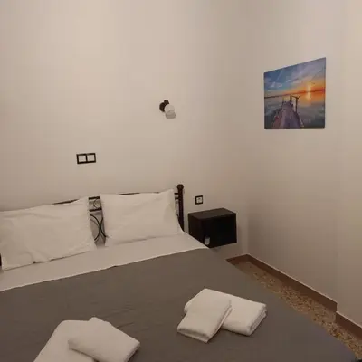 a bedroom with a bed with two towels on it at Διαμέρισμα 1 ΣΤΗΝ ΑΓΙΑ ΜΑΡΙΝΑ in Agia Marina Aegina