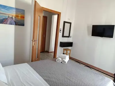 a bedroom with a bed with two towels on it at Διαμέρισμα 1 ΣΤΗΝ ΑΓΙΑ ΜΑΡΙΝΑ in Agia Marina Aegina