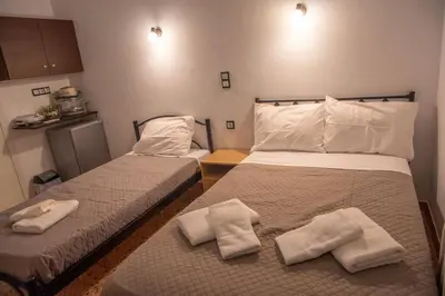 two beds in a small room with towels on them at Διαμέρισμα 2 ΣΤΗΝ ΑΓΙΑ ΜΑΡΙΝΑ in Agia Marina Aegina