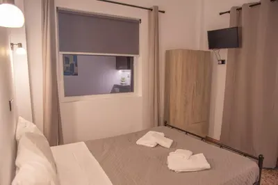 a bedroom with a bed with two towels on it at Διαμέρισμα 3 ΣΤΗΝ ΑΓΙΑ ΜΑΡΙΝΑ in Agia Marina Aegina