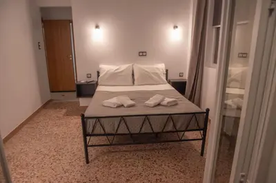 a bedroom with a bed with two towels on it at Διαμέρισμα 3 ΣΤΗΝ ΑΓΙΑ ΜΑΡΙΝΑ in Agia Marina Aegina
