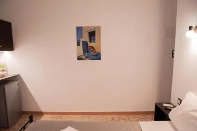 a room with a white wall with a picture on it at Διαμέρισμα 3 ΣΤΗΝ ΑΓΙΑ ΜΑΡΙΝΑ in Agia Marina Aegina