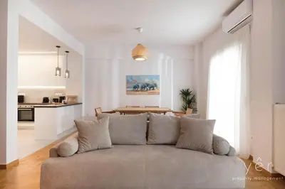 a living room with a couch and a kitchen at Free-Spirit Large Boho Apartment with Free-Parking in Athens