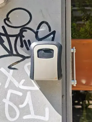 a painting of a toaster on the side of a wall at 1\u53f7\u6c11\u5bbf in Athens