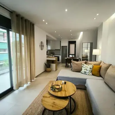 Floral Home 2 - 1st floor apt with private parking!