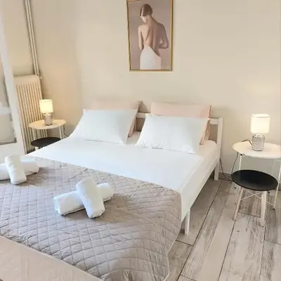 Double bed in a room dorm 5' from metro