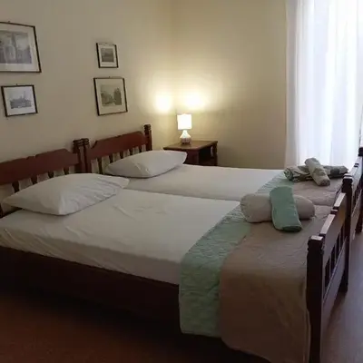 ROOM 2 single beds 5' from metro