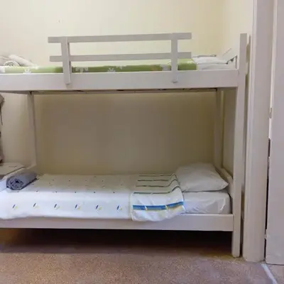 Bunk bed in dorm 5' from metro