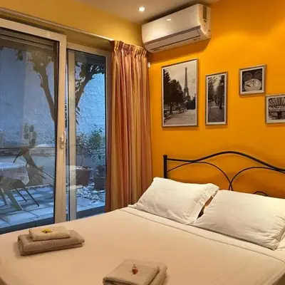 Cozy ground floor studio near metro!