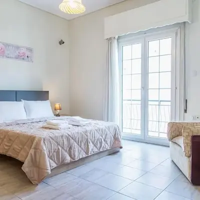 Sunny & Spacious 2BD apt near Acropolis