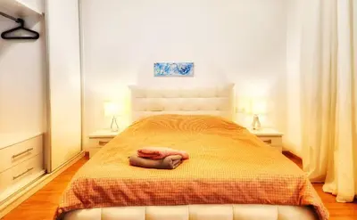 a bedroom with a bed with a towel on it at \u4f18\u5f02\u7684\u5730\u94c1\u65c1\u516c\u5bd3 in Athens