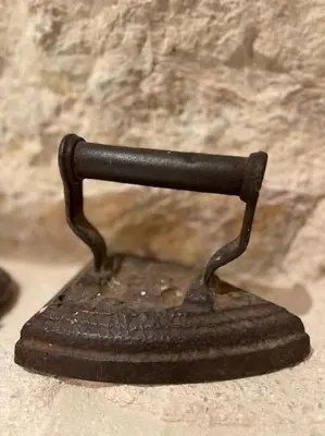 an old iron is sitting on the ground at Akropole 700 m Koukaki Merkez in Athens