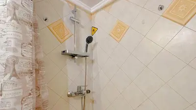 a shower with a shower head in a bathroom at LiI\u7684\u516c\u5bd3\u79bb\u6d771\u5206\u949f Ps5 macPC sony\u7535\u89c6 \u8212\u9002\u5927\u5e8a\u8bb0\u5fc6\u5e8a\u57ab \u6e38\u620f\u5f71\u89c6\u4f11\u95f2\u516c\u5bd3 \u9152\u5e97\u7528\u54c1 in Piraeus