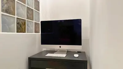 a computer monitor and a keyboard and mouse on a desk at LiI\u7684\u516c\u5bd3\u79bb\u6d771\u5206\u949f Ps5 macPC sony\u7535\u89c6 \u8212\u9002\u5927\u5e8a\u8bb0\u5fc6\u5e8a\u57ab \u6e38\u620f\u5f71\u89c6\u4f11\u95f2\u516c\u5bd3 \u9152\u5e97\u7528\u54c1 in Piraeus