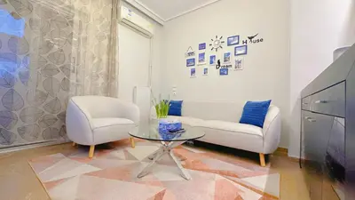 a living room with a couch and two chairs and a table at LiI\u7684\u516c\u5bd3\u79bb\u6d771\u5206\u949f Ps5 macPC sony\u7535\u89c6 \u8212\u9002\u5927\u5e8a\u8bb0\u5fc6\u5e8a\u57ab \u6e38\u620f\u5f71\u89c6\u4f11\u95f2\u516c\u5bd3 \u9152\u5e97\u7528\u54c1 in Piraeus