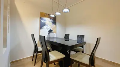 a dining room with a black table and chairs at LiI\u7684\u516c\u5bd3\u79bb\u6d771\u5206\u949f Ps5 macPC sony\u7535\u89c6 \u8212\u9002\u5927\u5e8a\u8bb0\u5fc6\u5e8a\u57ab \u6e38\u620f\u5f71\u89c6\u4f11\u95f2\u516c\u5bd3 \u9152\u5e97\u7528\u54c1 in Piraeus