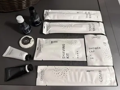 a group of three packages of shower caps and cosmetics at Yu\u7684\u516c\u5bd3 \u5730\u94c1\u9644\u8fd12\u4e2a\u5927\u5e8a\u623f\u7535\u7ade\u6e38\u620f\u4f11\u95f2\u9152\u5e97\u516c\u5bd3\u5546\u4e1a\u8857\u8d85\u5e02\u8f7b\u8f68\u6e2f\u53e3\u673a\u573a\u76f4\u8fbe in Piraeus