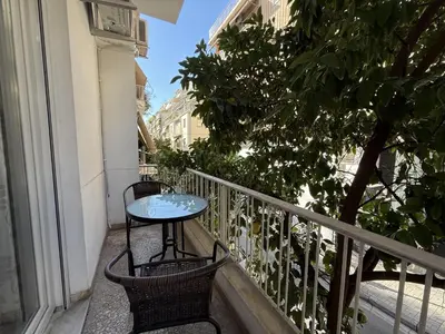 a table on the balcony of a building at Yu\u7684\u516c\u5bd3 \u5730\u94c1\u9644\u8fd12\u4e2a\u5927\u5e8a\u623f\u7535\u7ade\u6e38\u620f\u4f11\u95f2\u9152\u5e97\u516c\u5bd3\u5546\u4e1a\u8857\u8d85\u5e02\u8f7b\u8f68\u6e2f\u53e3\u673a\u573a\u76f4\u8fbe in Piraeus