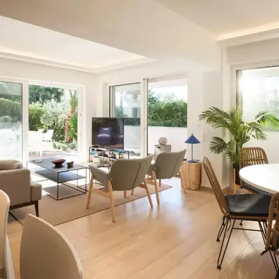 Vouliagmeni Bay Stylish house with private garden