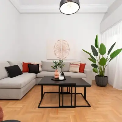 Spacious & Stylish Athens Apartment - Walk to Metro